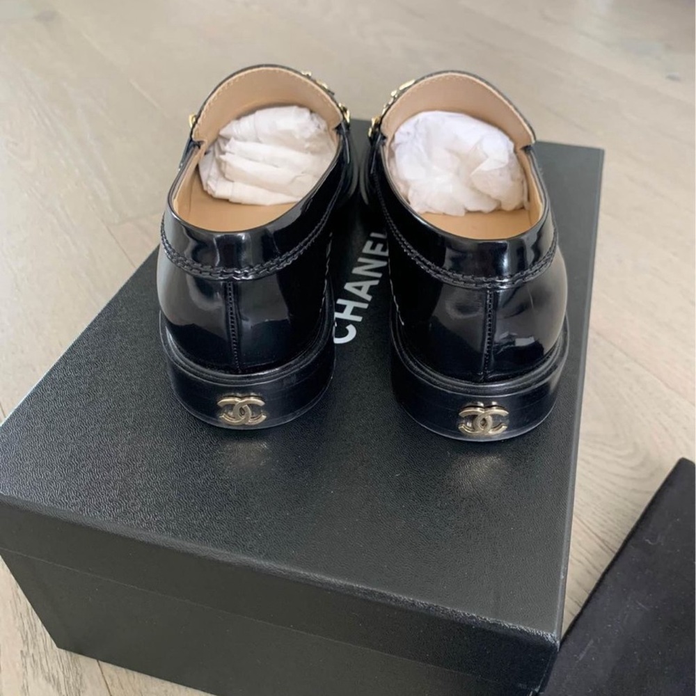 CHANEL Black Patent Leather Logo Chain Loafers - Picture 4 of 5